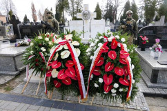 Uroczyste obchody 12. rocznicy katastrofy smoleńskiej - pomnik śp. Janusza Kochanowskiego - Rzecznika Praw Obywatelskich, który zginął 10 kwietnia w katastrofie smoleńskiej /fot. K.Szczepanek/