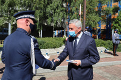 Komendant główny Policji składa gratulacje wicekuratorowi oświaty/fot. I. Matuszewska
