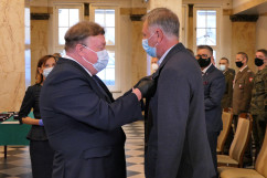 Uroczystość wręczenia odznaczeń państwowych - wręczenie odznaczenia przez Wicewojewodę Śląskiego /fot. B. Półrolnik/