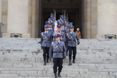 Obchody 231. rocznicy uchwalenia Konstytucji 3 maja - kompania honorowa Komendy Wojewódzkiej Policji w Katowicach /fot. ŚUW/