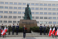 Wojewoda Jarosław Wieczorek przemawia do uczestników obchodów, w tle pomnik Wojciecha Korfantego/foto: ŚUW