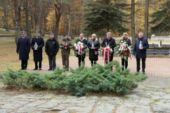Złożenie kwiatów i zniczy przez II Wicewojewodę Śląskiego /fot. B. Półrolnik/