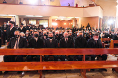 Uczestnicy uroczystości siedzą w ławach w kościele/foto: ŚUW