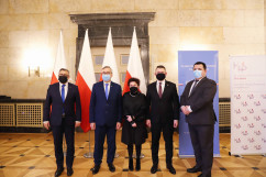 Konferencja prasowa dotycząca Polskiego Ładu - grupowe zdjęcie uczestników konferencji /fot. K.Szczepanek/
