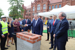 Obchody Narodowego Dnia Powstań Śląskich - wicepremier Piotr Gliński dokonuje aktu wmurowania kamienia węgielnego pod budowę Akademickiej Strefy Sztuki Scenicznej Akademii Muzycznej w Katowicach /fot. ŚUW/