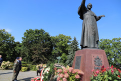 Wicewojewoda Robert Magdziarz składa wieniec pod pomnikiem na Jasnej Górze/fot. A. Księżnik