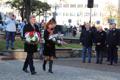 Uroczysty apel z okazji Narodowego Święta Niepodległości - składanie kwiatów pod pomnikiem J. Piłsudskiego /fot. A. Księżnik/