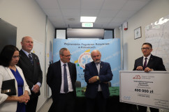 Podpisanie umów na wymianę akceleratora i zakup karetek dla województwa śląskiego /fot. I. Matuszewska/
