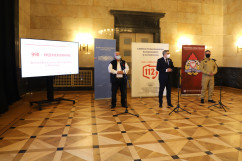 Briefing prasowy dotyczący przejmęcia numeru alarmowego 998 przez numer alarmowy 112 - wojewoda śląski J. Wieczorek przemawia, obok śląski komendant wojewódzki PSP J. Kleszczewski i dyrektor Wydziału Powiadamiania Ratunkowego ŚUW T. Michalczyk /fot. A. Księżnik/