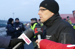 Wojewoda Jarosław Wieczorek udziela wywiadu dziennikarzom/fot. A. Kucharzewska