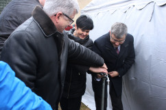 Zdjęcia z uroczystości zakończenia budowy kolejnego etapu wodociągu dla gminy Koniecpol z udziałem wojewody Jarosława Wieczorka i wicewojewody Mariusza Trepki.
