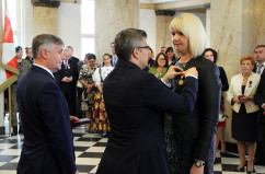 Fotogaleria zawiera zdjęcia z uroczystości wręczenia orderów i odznaczeń państwowych, które w imieniu Prezydenta RP wręczył wojewoda Jarosław Wieczorek w asyście II wicewojewody Mariusza Trepki. Odznaczenia odebrały osoby zasłużone w różnych dziedzinach życia społecznego, działalności  kulturalnej, charytatywnej oraz pracy zawodowej. Uroczystość uświetnił występ orkiestry Komendy Wojewódzkiej Policji w Katowicach oraz artystów Zespołu Pieśni i Tańca Śląsk.