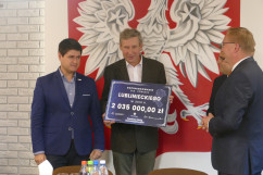 Galeria zdjęć z uroczystego przekazania czeków na realizację inwestycji drogowych w ramach Funduszu Dróg Samorządowych/fot. ŚUW