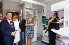 Galeria zdjęć z uroczystego przekazania nowego mammografu dla szpitala w Jaworznie /fot. A. Księżnik/