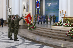 Msza święta - wprowadzenie sztandaru Wojska Polskiego /fot. A. Kucharzewska/