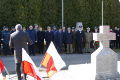 Uczestnicy uroczystości stoją przed pomnikiem Gloria Victis/fot. I. Matuszewska