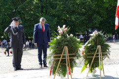 Obchody Narodowego Dnia Powstań Śląskich - wojewoda śląski Jarosław Wieczorek składa kwiaty pod Pomnikiem Powstańców Śląskich /fot. ŚUW/
