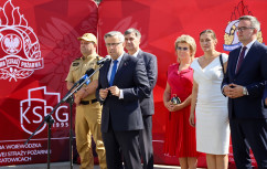 Wojewoda przemawia podczas briefingu