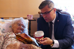 Galeria zdjęć ze spotkania wojewody Wieczorka z 112-letnią solenizantką /fot. A. Kucharzewska/