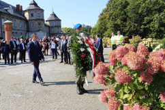 Doradca Prezydenta RP Łukasz Rzepecki składa wieniec pod pomnikiem na Jasnej Górze/fot. A. Księżnik