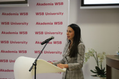 Prof. Barbara Piontek przemawia podczas konferencji zorganizowanej w związku z jubileuszem pracy naukowej prof. Franciszka Piontka/fot. I. Matuszewska
