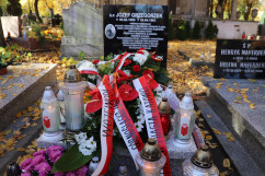Złożenie zniczy na grobach na cmentarzu przy ul. Francuskiej w Katowicach - grób śp. Józefa Grzegorzka /fot. A. Księżnik/