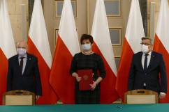 Wojewoda śląski wraz z Panią Burmistrz oraz posłem Waldemarem Andzelem pozują do zdjęcia po podpisaniu umowy./fot. B. Szwedowski/
