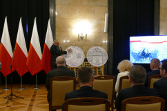 Dyrektor Oddziału NBP w Katowicach prezentuje monetę NBP z okazji setnej rocznicy powrotu części Górnego Śląska do Polski /foto: ŚUW