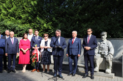 Uroczystości z okazji 130. rocznicy urodzin Alfonsa Zgrzebnioka połączone z obchodami 102. rocznicy wybuchu I Powstania Śląskiego. Wicewojewoda śląski Robert Magdziarz przemawia do uczestników uroczystości/foto: I. Matuszewska