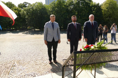 Uroczystości z okazji 102. rocznicy wybuchu I Powstania Śląskiego. Delegacja składa wieniec pod Pomnikiem Powstańców Śląskich/foto: A. Księżnik