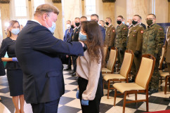 Uroczystość wręczenia odznaczeń państwowych - wręczenie odznaczenia przez Wicewojewodę Śląskiego /fot. B. Półrolnik/