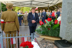 Obchody 75. rocznicy śmierci kpt. Stanisława Lisieckiego „Jaguara” - złożenie wieńca przez wicewojewodę Roberta Magdziarza /fot. A. Księżnik/