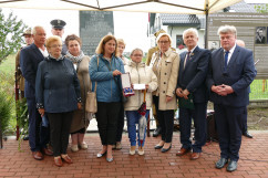 Obchody 75. rocznicy śmierci kpt. Stanisława Lisieckiego „Jaguara” - wicewojewoda Robert Magdziarz oraz europoseł Jadwiga Wiśniewska podczas wspólnego zdjęcia z rodzinami zabitych żołnierzy /fot. A. Księżnik/
