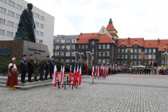 Pomnik Wojciecha Korfantego, przed nim warta honorowa/foto: ŚUW