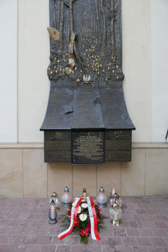 Fotogaleria z odwiedzin cmentarzy i mogił w przededniu Wszystkich Świętych/fot. ŚUW