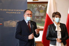 „Strategii RP na rzecz Młodego Pokolenia” - uczestnicy konferencji - senator R. Majer, śląski kurator oświaty U. Bauer /fot. A. Księżnik/