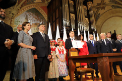 Uroczystość podpisania ustawy o ustanowieniu Narodowego Dnia Powstań Śląskich - wspólne zdjęcie Prezydenta RP trzymającego podpisaną ustawę z uczestnikami wydarzenia /fot. A. Księżnik/