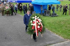 Uroczystości z okazji 82. rocznicy wybuchu II wojny światowej w Mokrej - wicewojewoda R. Magdziarz składa wieniec pod pomnikiem /fot. B. Półrolnik/