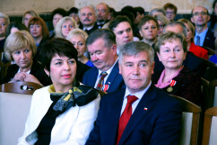 Galeria zdjęć z uroczystości wręczenia nauczycielom medali Komisji Edukacji Narodowej oraz nagród Ministra Edukacji Narodowej i Śląskiego Kuratora Oświaty, z udziałem wicewojewody Mariusza Trepki.
