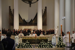 Obchody 231. rocznicy uchwalenia Konstytucji 3 maja -  duchowieństwo odprawiające mszę św. w Archikatedrze Chrystusa Króla w Katowicach /fot. ŚUW/