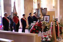 Uroczystości pogrzebowe śp. żołnierzy Franciszka Skrobola oraz Józefa Wawrzyńczyka - zdjęcie śp. Franciszka Skrobola, wieńce, poczty sztandarowe /fot. A. Księżnik/