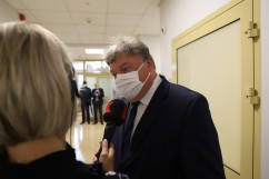 Oficjalne otwarcie nowego oddziału w Szpitalu Powiatowym w Myszkowie. Wicewojewoda Robert Magdziarz udziela wywiadu przedstawicielom mediów/fot. I. Matuszewska 