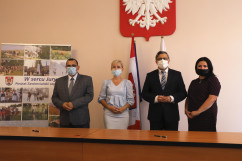 Uroczystość podpisania umów na realizację inwestycji w ramach Rządowego Funduszu Rozwoju Dróg oraz programu Senior+ /fot. A. Księżnik/