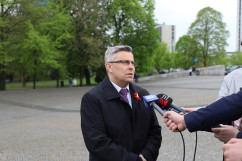 Wojewoda udziela wywiadu mediom/foto: ŚUW