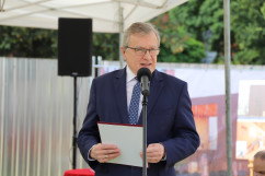 Obchody Narodowego Dnia Powstań Śląskich - przemawia wicepremier Piotr Gliński podczas uroczystości podpisania aktu erekcyjnego i wmurowania kamienia węgielnego pod budowę Akademickiej Strefy Sztuki Scenicznej Akademii Muzycznej w Katowicach /fot. ŚUW/ 