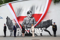 Odsłonięcie muralu kapitana Kurpińskiego w Myszkowie - premier Mateusz Morawiecki, poseł do PE Jadwiga Wiśniewska i autorka odsłaniają mural /fot. A. Księżnik/