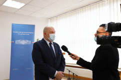 Uroczystość wręczenia symbolicznych promes w ramach RFRD/fot. K. Szczepanek/ - I wicewojewoda podczas udzielania wywiadu. 