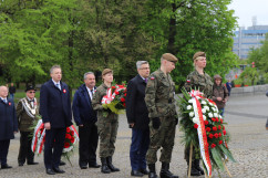 Delegacja z wieńcami/foto: ŚUW