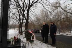 15. rocznica zawalenia się hali MTK. Wicewojewoda śląski Jan Chrząszcz złożył wieniec pod pomnikiem/fot. I. Matuszewska