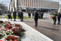 Uroczyste obchody 12. rocznicy katastrofy smoleńskiej - wojewoda śląski Jarosław Wieczorek złożył wieniec pod Pomnikiem Ofiar Tragedii Smoleńskiej /fot.ŚUW/